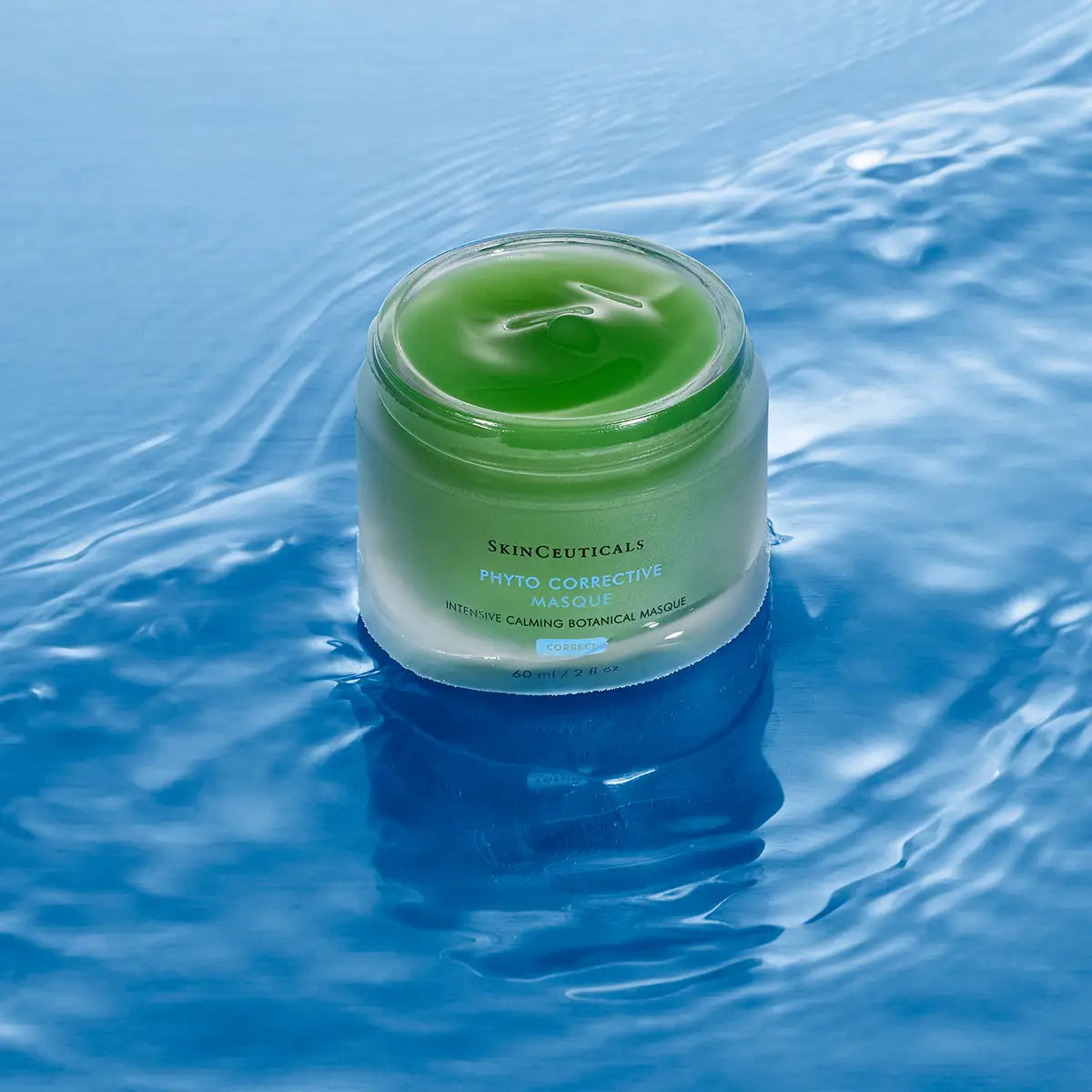 SkinCeuticals Phyto Corrective Masque,  I miljø blå baggrund