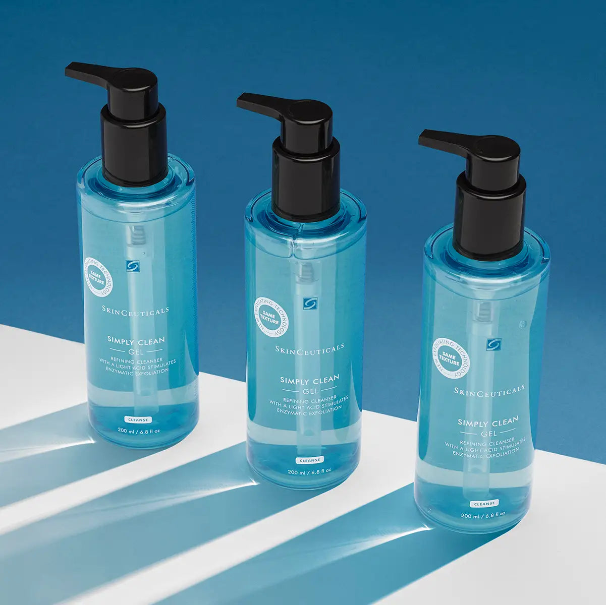 SkinCeuticals Simply Clean familie på blå bagggrund - set på gladhud