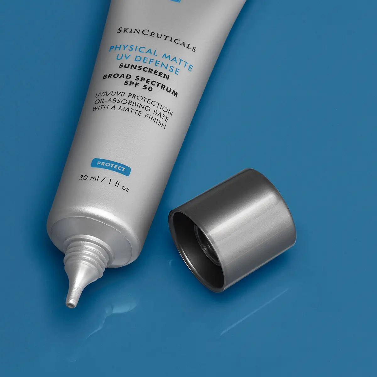 SkinCeuticals Ultra Facial UV Defense SPF50+, Miljø blå baggrund