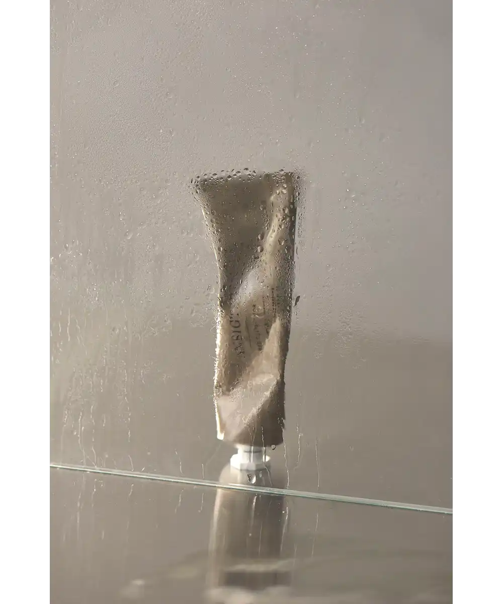 Beautyspace - Ansigtsrensen - tube -på beige baggrund - Set på Gladhud