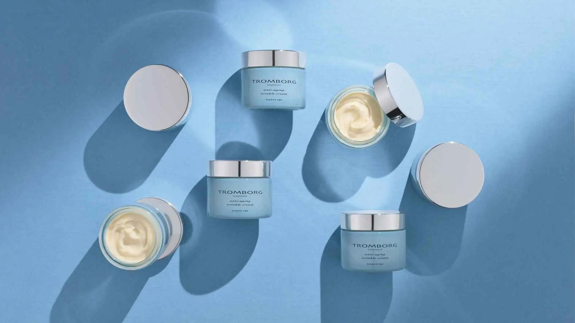 Forside på Gladhud.nu - hudpleje udvalgt af hudlæger - cremer på blå baggrund