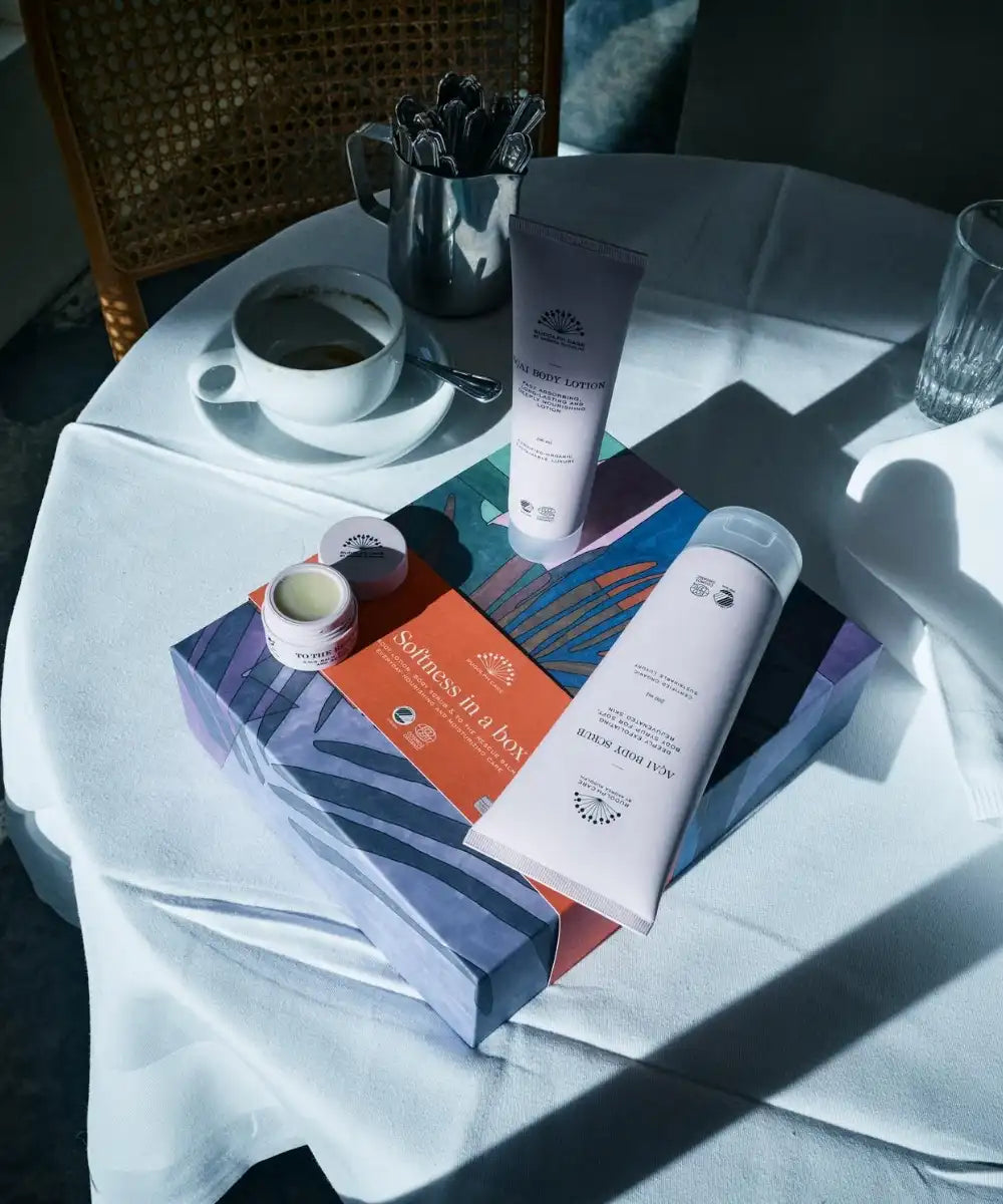 Softness in a boks på bord