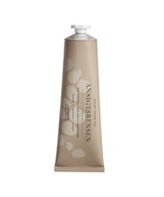 Seriøst Bedre Hud Ansigtsrensen - beige tube creme på hvid baggrund